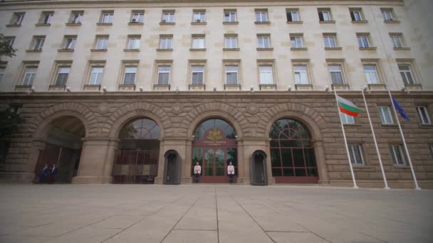 Amplia vista angular del edificio de la presidencia y la bandera búlgara en Largo, Sofía, Bulgaria — Vídeo de stock