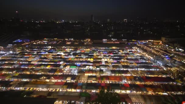 Ευρεία βολή της αγοράς Ratchada τη νύχτα — Αρχείο Βίντεο