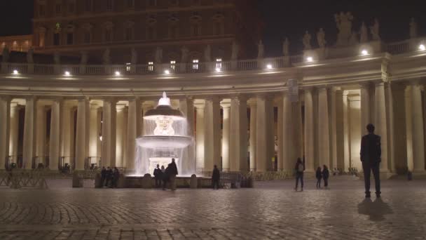 Brede opname van de Maderno-fontein op het Sint-Pietersplein 's nachts, in Rome — Stockvideo