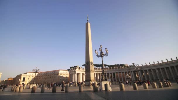 Weitwinkelaufnahme des vatikanischen Obelisken, ursprünglich aber ein ägyptischer Obelisk — Stockvideo