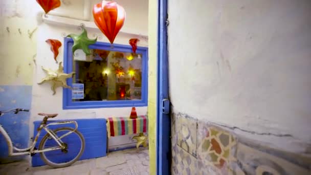Φορητό πλάνο παρακολούθησης προς ένα κατάστημα φαναριών στην Essaouira, Μαρόκο — Αρχείο Βίντεο