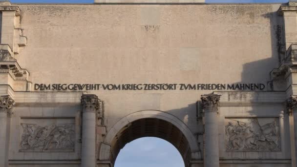 Inscripción en la parte posterior de Munich Victory Gate — Vídeo de stock