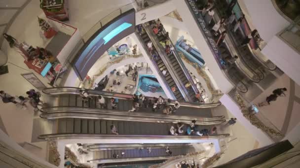 Olhando para baixo em escadas rolantes no Siam Electronics Plaza MBK, Bangkok, Tailândia — Vídeo de Stock