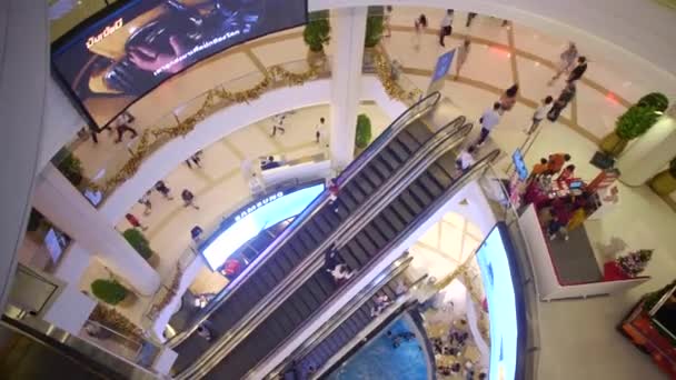 Mirando hacia abajo en las escaleras mecánicas en Siam Electronics Plaza MBK, Bangkok, Tailandia — Vídeos de Stock
