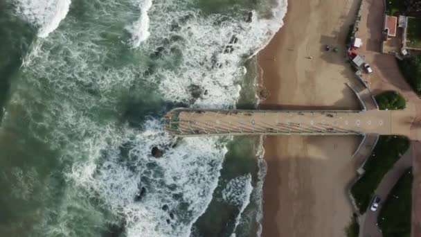 Blick auf den Pier aus Walbein in Umhlanga, Südafrika — Stockvideo