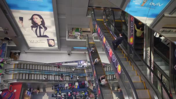 Mirando hacia abajo en las escaleras mecánicas en Siam Electronics Plaza MBK, Bangkok, Tailandia — Vídeo de stock