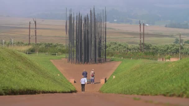 南アフリカのネルソン・マンデラ記念碑の丘を見下ろすと — ストック動画