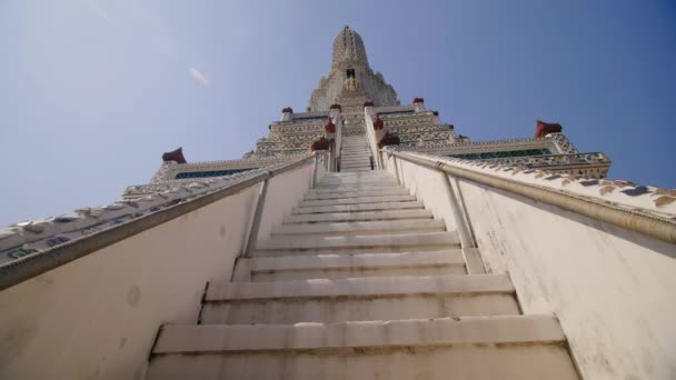 Titta upp för trappan till centrala Pagoda of Wat Arun Buddhist Temple, Bangkok, Thailand — Stockvideo