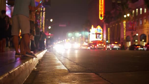 Plano bajo de los coches en una calle de Hollywood por la noche — Vídeos de Stock