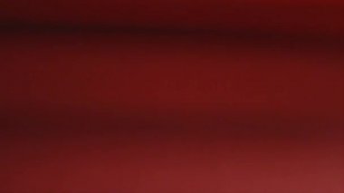 Renkli sayfaları olan bir kitaba göz atma görüntüsünü kapat