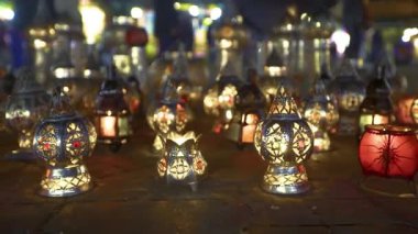 Marakeş, Fas 'ta sergilenen dekoratif fenerlerin izini sürüyorum.