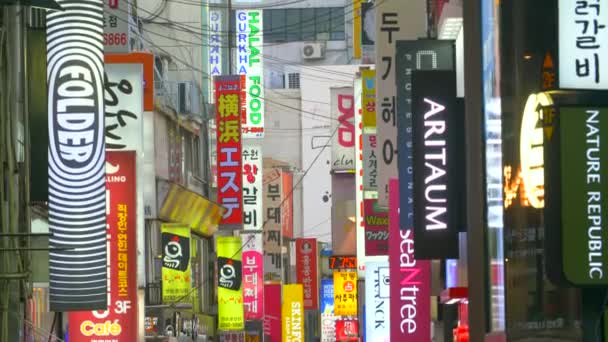 Insegne pubblicitarie nel distretto commerciale di Myeong-Dong a Seoul, Corea del Sud — Video Stock