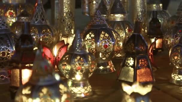 Detail dekorativních luceren vystavených v Marrákeši, Maroko — Stock video