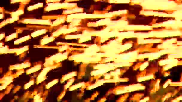 Gros plan des étincelles de fonderie qui volent dans les airs 