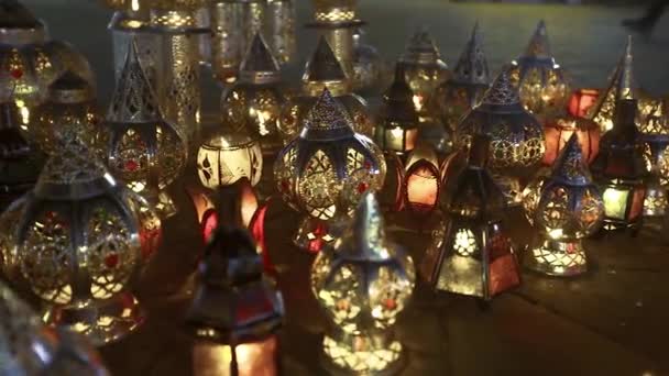 Dekorativní lucerny vystavené v Marrákeši, Maroko — Stock video