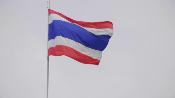 Clip en cámara lenta de la bandera tailandesa ondeando contra un cielo gris en Bangkok, Tailandia — Vídeos de Stock