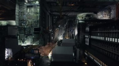 Gece vakti Tayland, Bangkok 'taki bir inşaat sahasına inen hava görüntüleri.