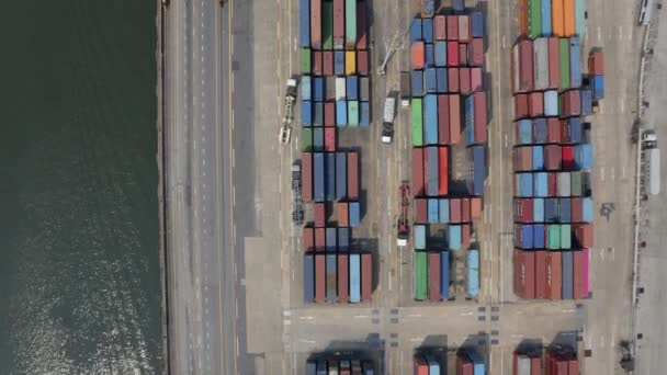 Luchtfoto vliegen over vrachtwagens, kranen en containers in Bangkok, Thailand — Stockvideo