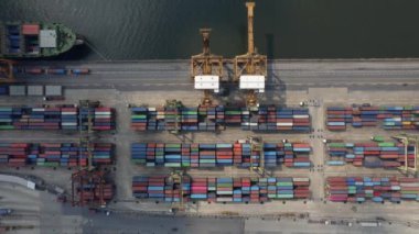 Tayland 'da bir limandaki konteynırların üzerinde uçan bir hava fotoğrafı.