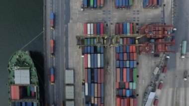 Bangkok, Tayland 'da gemiler, vinçler ve konteynırlar üzerinde uçan hava görüntüleri.
