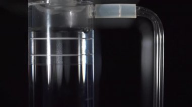 Hava kabarcıkları bir laboratuarda açık bir sıvının içinde.