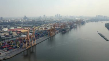 İnsansız hava aracı Bangkok, Tayland 'daki bir nehir kenarı konteynır limanına yaklaşıyor.