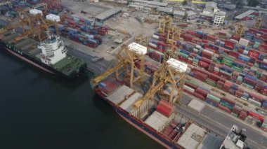 Tayland 'daki Bangkok konteyner limanına yanaşan gemilerin üzerinden İHA atışı