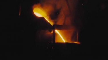 Erimiş metali kalıba dök