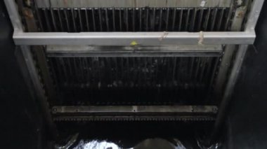 Çalışan bir su işleme tesisinde bir parça makinenin izini sürerken vuruldu.