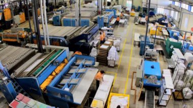 Endüstriyel çamaşırhaneye bakan statik çekim.