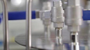 Mavi saplı endüstriyel vanaların önünden atış.