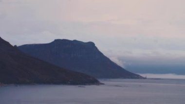 Cape Town, Güney Afrika 'da deniz kenarına doğru hızla ilerleyen bulutlar.