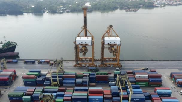 Disparo aéreo que revela un barco atracado en un puerto de contenedores en Tailandia — Vídeo de stock