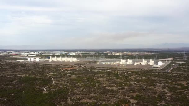 Vista aérea de la central eléctrica en las dunas de Atlantis, en Sudáfrica — Vídeos de Stock