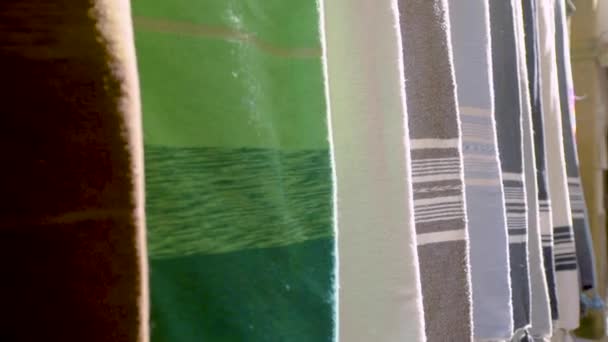 Close up de lenços coloridos pendurados em uma parede em Essaouira, Marrocos — Vídeo de Stock