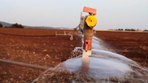 Nahaufnahmen der Wasserstrahlen auf einer landwirtschaftlichen Beregnungsanlage — Stockvideo