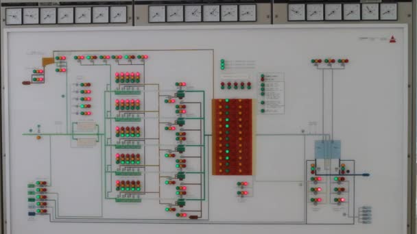 Lumières LED colorées clignotant sur une plate-forme de signalisation dans une usine — Video