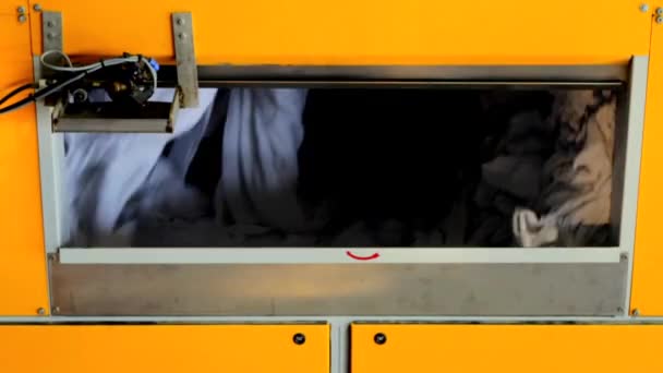Roupas em um secador de roupa industrial em uma lavanderia — Vídeo de Stock