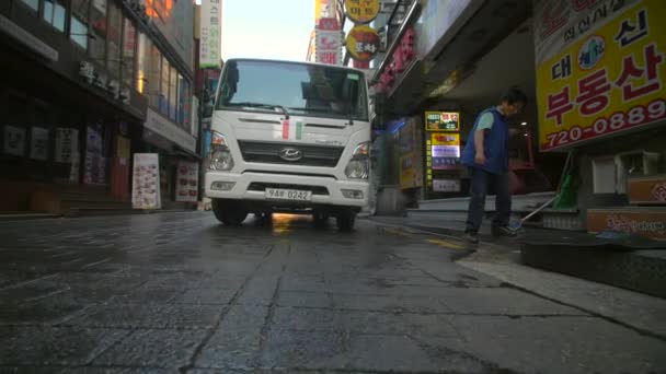 Lastbil stoppad vid en skylt i Myeong-Dong, Seoul — Stockvideo