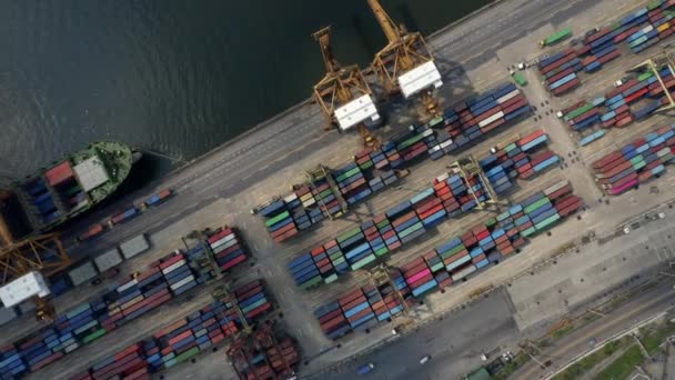 Drone schot panning over een scheepvaartcontainer haven en onthullen de Bangkok Skyline — Stockvideo