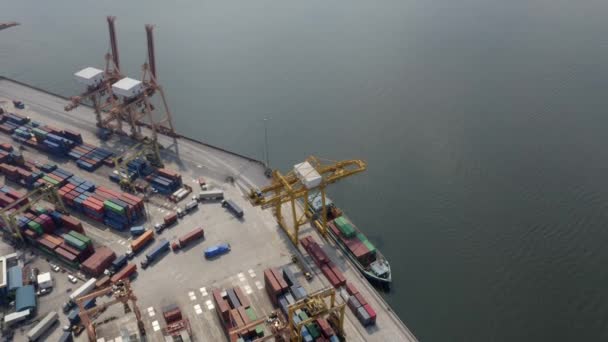 Drone schot panning rond de scheepvaart container havenkranen en onthullen de Bangkok Skyline — Stockvideo