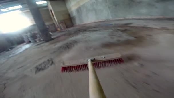 Imágenes de GoPro de una escoba siendo usada para barrer escombros y polvo en un sitio de construcción — Vídeo de stock