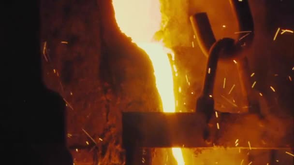 火花が飛んで金型に溶融金属を置く — ストック動画