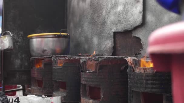 Rangée de barils d'huile convertis en barbecues dans un stand de street food à Chinatown, Bangkok — Video