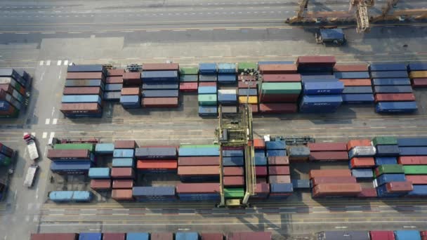 Stationaire luchtfoto van machines stapelen scheepvaart containers in Bangkok, Thailand — Stockvideo