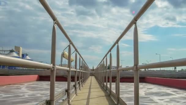 Tijdsverloop van een loopbrug over een waterzuiveringstank in een waterzuiveringsinstallatie — Stockvideo