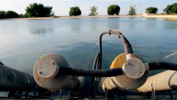 Verfolgung an großen Rohren und Schläuchen in einem Reservoir in einer Wasseraufbereitungsanlage vorbei — Stockvideo