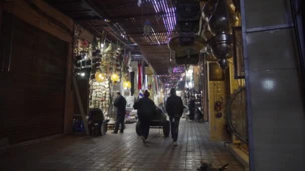 Spårning genom marockanska marknaden — Stockvideo
