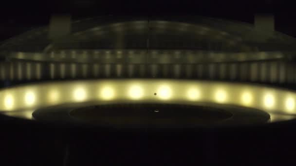 Gotas de água suspensas dentro da câmara de equipamentos de laboratório — Vídeo de Stock