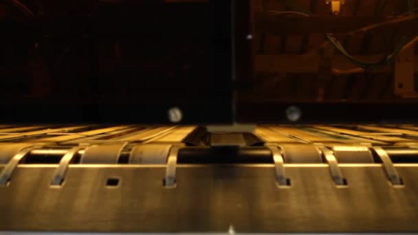 Feuilles blanches pliées par une machine dans une buanderie industrielle 